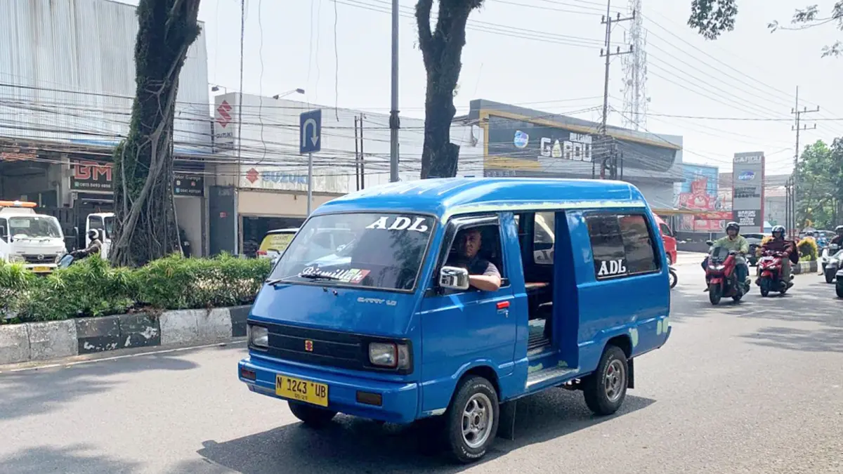 BUTUH BANTUAN PEMDA: Angkot ADL melintas di Jalan Letjen S.Parman, kemarin (1/6). Hanya 30 persen angkot yang layak jalan. (Andika Satria Perdana/Radar Malang)