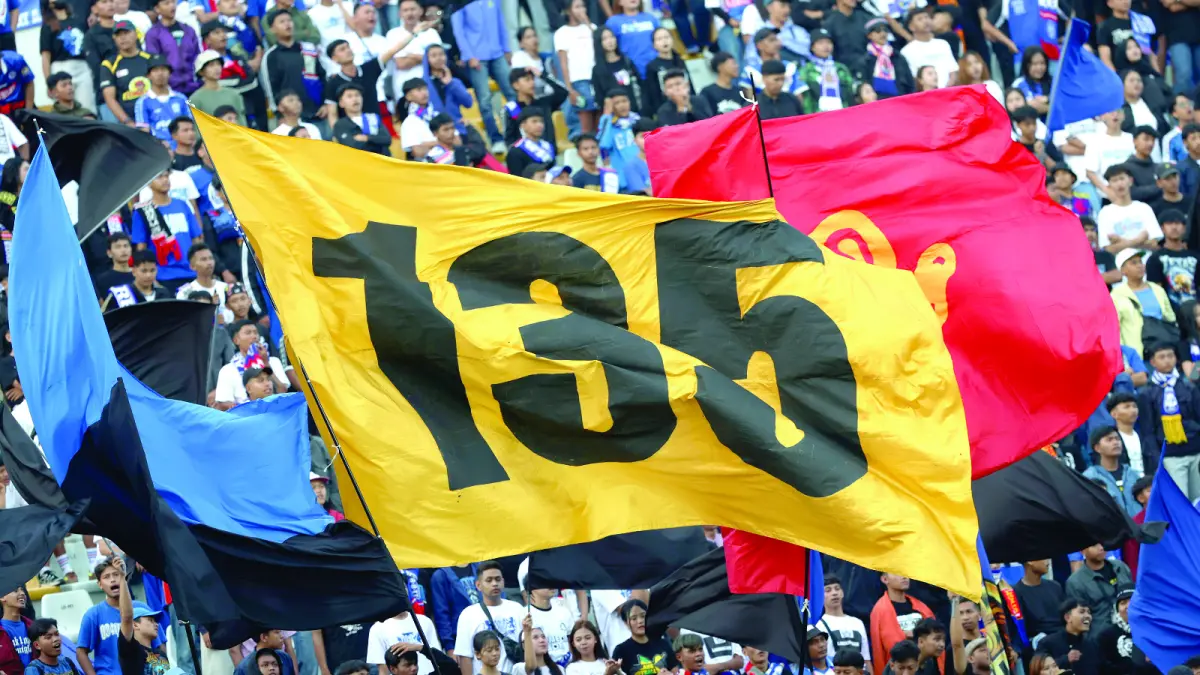EUFORIA POSITIF: Aremania memberikan dukungan kepada pemain Arema FC dalam laga BRI Super League melawan PSIM Jogjakarta di Stadion Kanjuruhan, beberapa waktu lalu. (Foto: Darmono/Radar Malang)