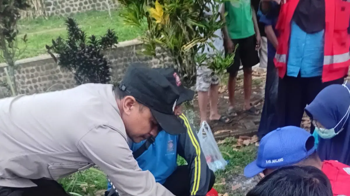 Evakuasi bocah yang meninggal akibat tenggelam di embung.