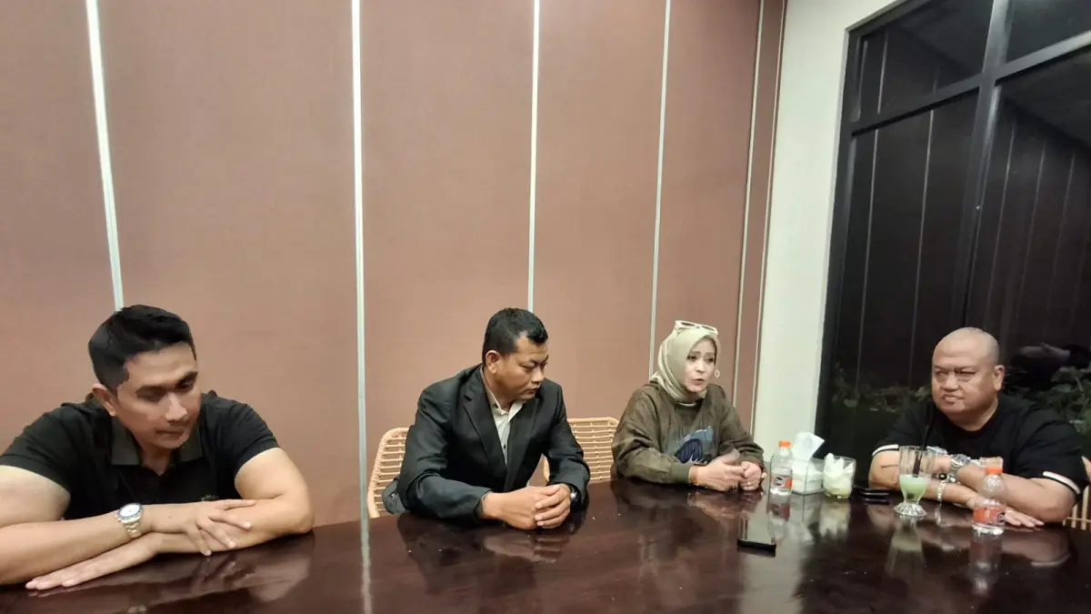 Fitri Umatiyah (dua dari kanan) ditemani suaminya Sugianto (paling kanan), kuasa hukum Sumanto (tengah), dan adik kandungnya Muchlis Diagama (kiri) saat jumpa pers di Kecamatan Dau pada 22 Mei lalu. (Nabila Amelia/Radar Malang)