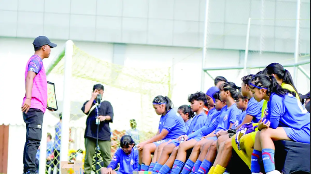 FOKUS: Para pemain Arema FC Women U-15 mendengarkan instruksi dari Pelatih Kepala Tim Nanang Habibie dalam laga Hydroplus Soccer League Zona Surabaya, pekan lalu. (Arema FC Women for Radar Malang)