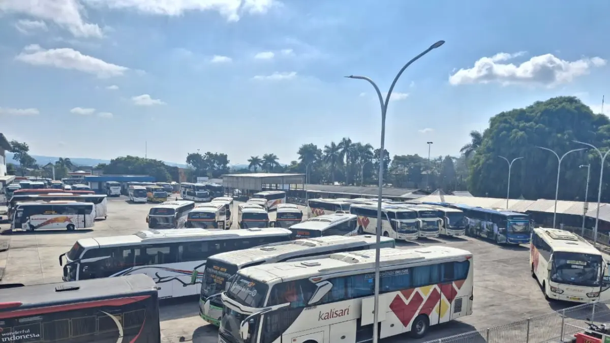 JADI PILIHAN: Sejumlah bus dengan berbagai tujuan diparkir di Terminal Arjosari, kemarin. Transportasi umum tersebut banyak peminatnya selama libur Hari Raya Idul Adha dan Hari Lahir Pancasila. (Foto: Nabila Amelia / Radar Malang)