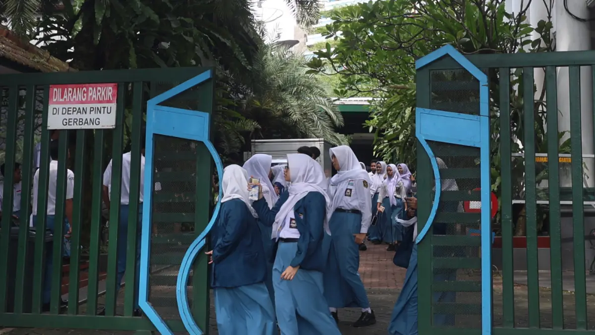 JUMLAH PENERIMA BERKURANG: Sejumlah siswa SMA hendak berburu kuliner pada jam istirahat. Anggaran beasiswa pendidikan menurun sampai Rp 1,8 Miliar. (Foto: Darmono/Radar Malang)