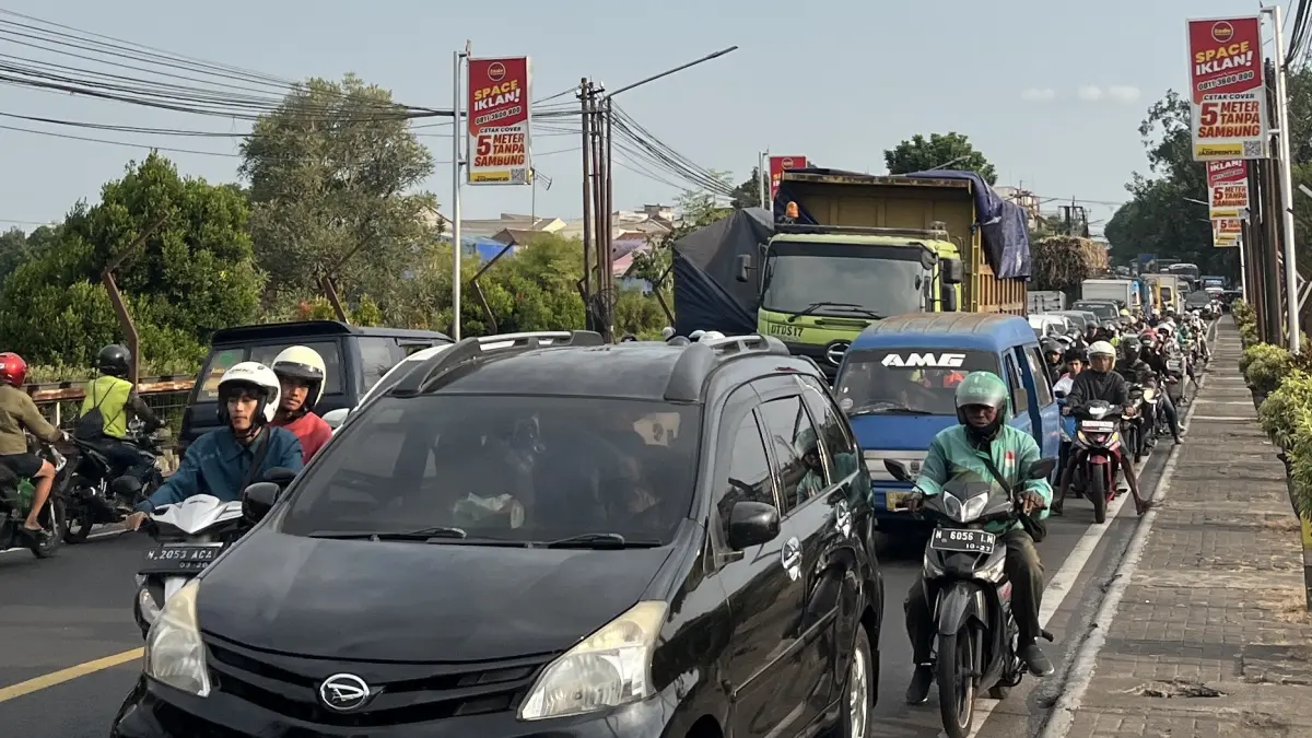 Lalu lintas di Jembatan Embong Brantas padat merayap, Senin (1/6). (Nahdiatul Affandiah/Radar Malang)
