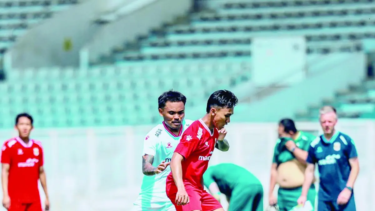 MAKSIMALKAN KESEMPATAN: Arkhan Fikri menjalani sesi game internal bersama Timnas Indonesia di Stadion Madya Gelora Bung Karno, beberapa waktu lalu. (Foto: Darmono/Radar Malang)