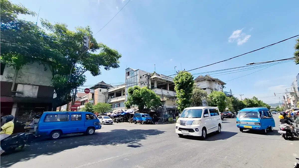 MASA KINI: Mikrolet menunggu penumpang di eks Terminal Pecinan yang kini sudah menjadi gedung dan pertokoan. 