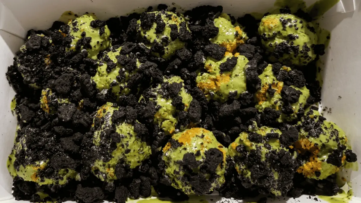 Pisang crispy dengan topping melimpah ramai diburu di Malang. (Ms. A / Google Maps)