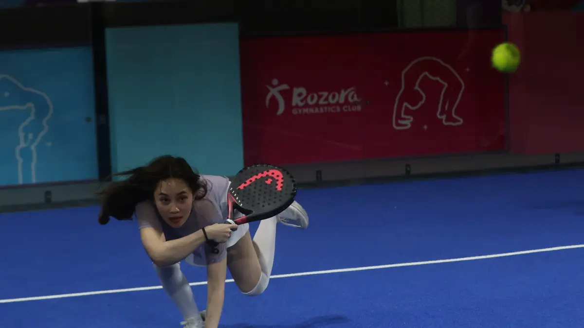 TERUS BERTAMBAH: Salah satu warga bermain di lapangan padel di Kecamatan Sukun, beberapa waktu lalu. (Darmono/Radar Malang)  