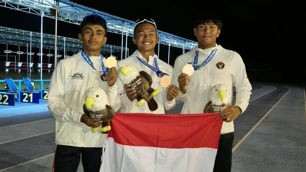 Atlet Pentathlon Kabupaten Malang Steven Abrian Pamaluang (kiri) memamerkan medali perunggu yang didapatkan dari Asian Modern Pentathlon Championships 2026. (Dokumen Steven Abrian Pamaluang)