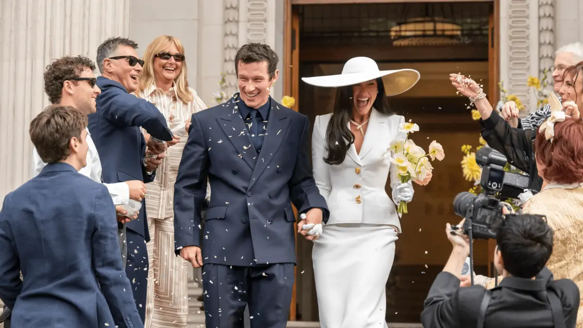 Callum Turner Menikah dengan Dua Lipa, Ini Rekomendasi Film yang Membuat Namanya Bersinar (Source: Vogue)