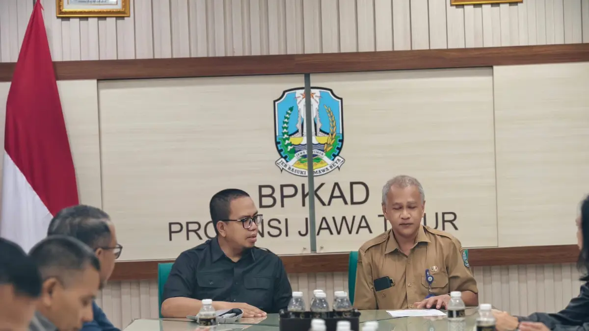 Ketua Komisi B DPRD Kota Malang Bayu Rekso Aji (kiri) melakukan diskusi dengan BPKAD Jawa Timur membahas nasib Velodrome, Selasa (2/6). (Dokumen Fraksi pKS DPRD Kota Malang)