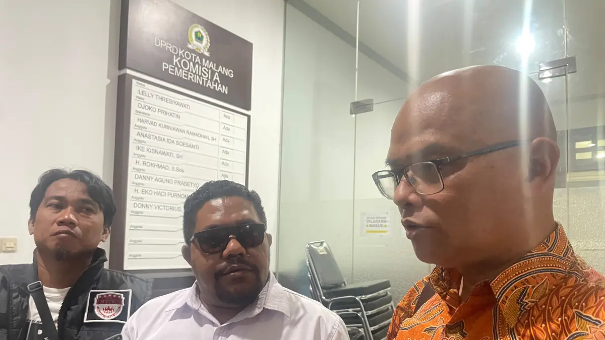 Ketua LPKSM Joko Irawan (kanan) menyampaikan hasil audiensi, Selasa (2/6) sore. (Andika Satria Perdana/Radar Malang)