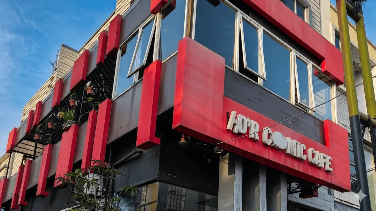 Konsep bermain sambil nongkrong jadi daya tarik baru cafe Malang. (Yanuaru / Google Maps)