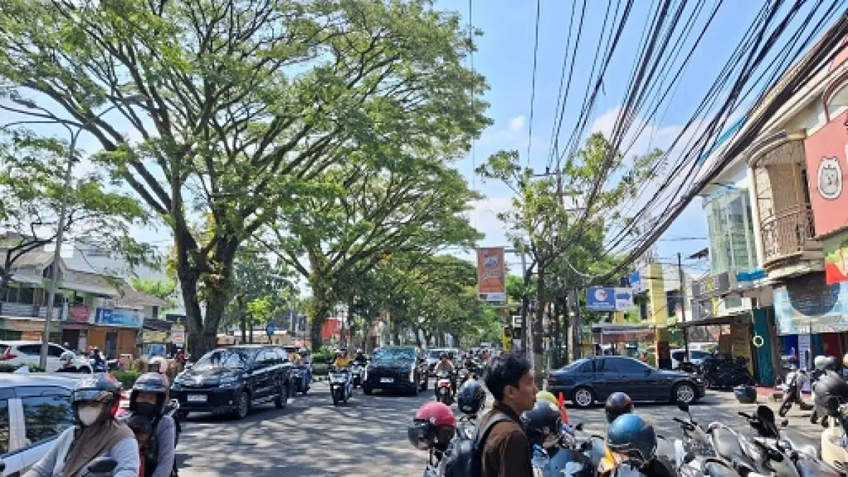 MASIH DIBAHAS: Jalan Soekarno-Hatta jadi salah satu lokasi yang menjadi prioritas penataan kabel bawah tanah (ducting). (Nabila Amelia/Radar Malang)