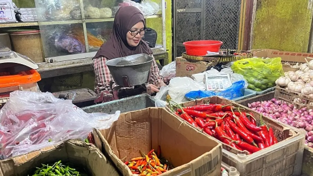 MELEJIT: Salah satu pedagang cabai di Pasar Besar mengakui harga cabai dari petani meningkat sejak beberapa waktu lalu. (NAHDIATUL AFFANDIAH/RADAR MALANG)