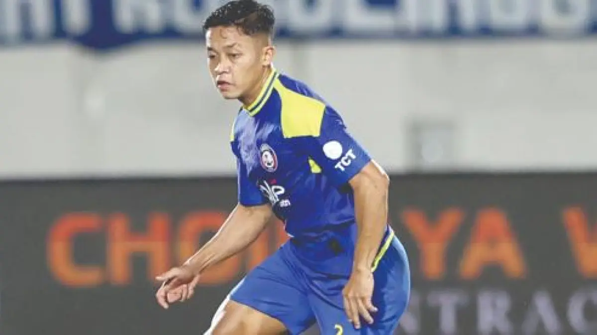 MUDAH URUS KONTRAK: Rio Fahmi menggiring bola dalam laga Arema FC melawan Bali United di BRI Super League. (Foto: Darmono/Radar Malang)