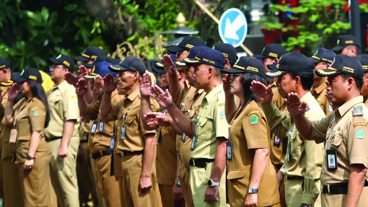 MULAI DICAIRKAN: Sejumlah ASN mengikuti upacara di halaman Balai Kota Malang, beberapa waktu lalu. Gaji ke-13 untuk para ASN mulai dicairkan bulan ini. (Foto: Darmono/Radar Malang)