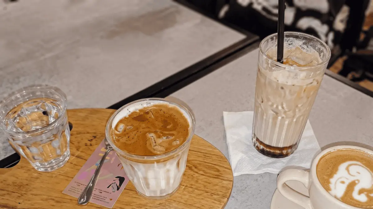 Pertama di Malang, Dirty Latte Suhu -86°C Pakai Gelas Beku. (Pertama di Malang, Dirty Latte Suhu -86°C Pakai Gelas Beku. (Victor Kurniawan / Google Maps)