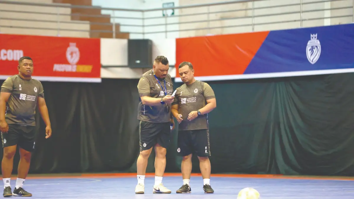 PUNYA BANYAK PR: Pelatih Kepala Unggul FC Malang Andre Brocanelo (kiri) berkomunikasi dengan Asisten Pelatih Tim Agus Abdulrachman di GOR Ken Arok. (Foto: MO Unggul FC Malang)