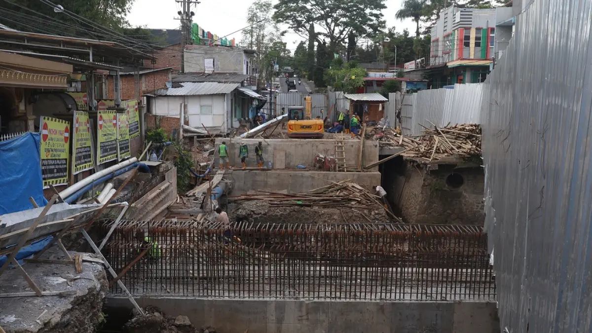 SESUAI JADWAL: Proyek pembangunan Jembatan Sonokembang di Jalan Simpang Sulfat Utara, Kelurahan Pandanwangi, Kecamatan Blimbing sudah mencapai 38 persen. (Darmono/Radar Malang)