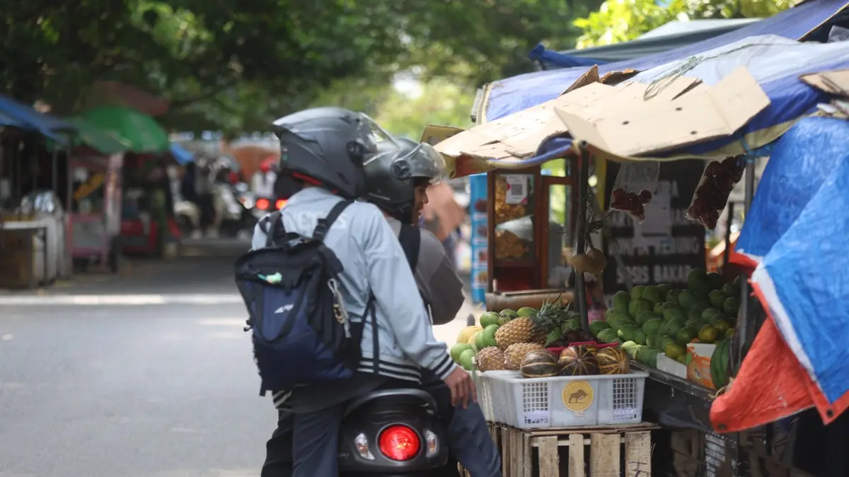 TERIMA BANYAK MASUKAN: Maraknya PKL yang berjualan di pinggir jalan di depan Pasar Tawangmangu mendapat atensi khusus dari anggota DPRD Kota Malang. (Darmono/Radar Malang)
