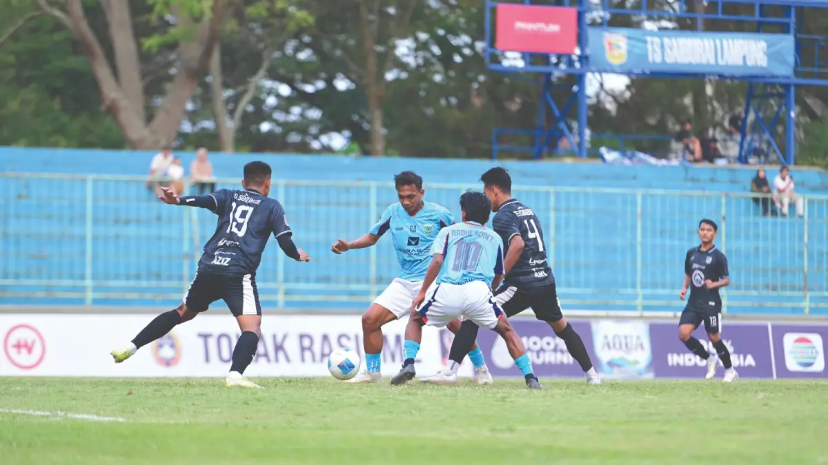 UBAH STARTING ELEVEN: Kapten Persikoba Batu Lutfan Dhudinik (tengah) berusaha melewati pemain TS Saiburai Lampung dalam laga Liga 4 Nasional Piala Presiden di Stadion Gelora Brantas, Batu, Minggu lalu (31/5). (Foto: Persikoba)