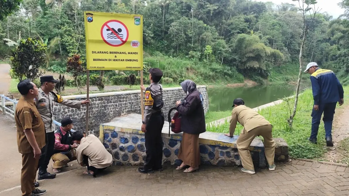 Aparat kepolisian dan forkopimcam Ngajum, Malang memasang pengumuman larangan berenang