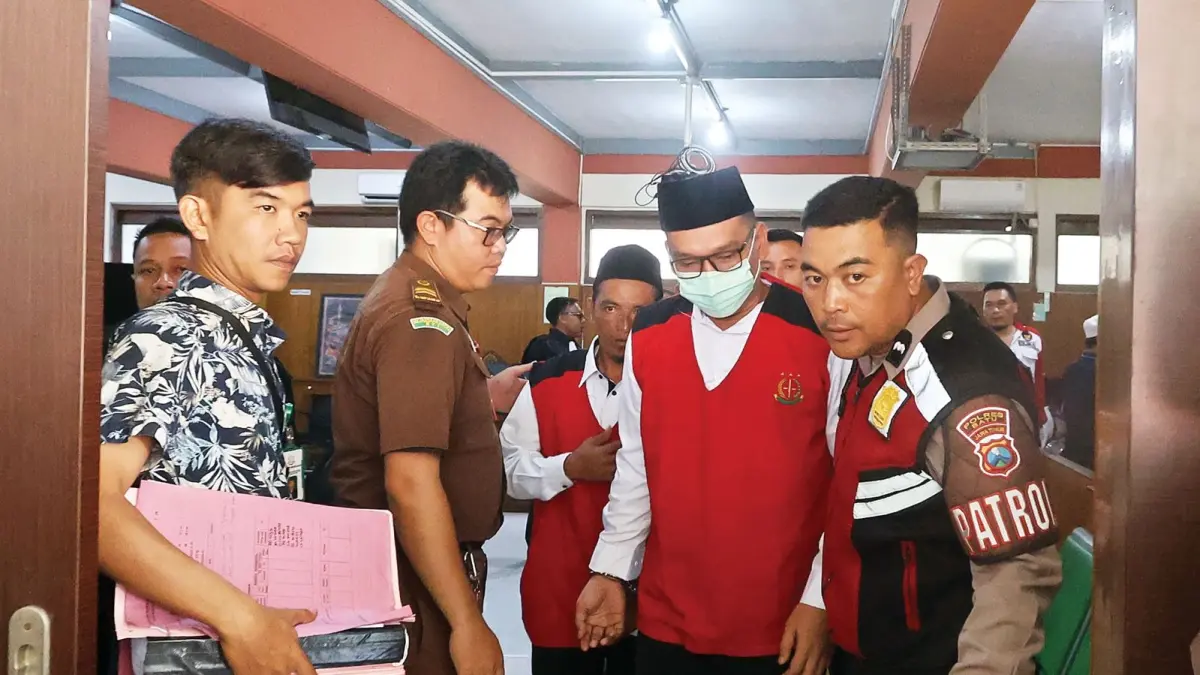 BACAKAN EKSEPSI: Dua terdakwa kasus pembunuhan terhadap mahasiswi Universitas Muhammadiyah Malang (UMM) Faradila Amalia Najwa setelah menjalani sidang kedua di Ruang Cakra Pengadilan Negeri (PN) Malang, kemarin. (Darmono/Radar Malang)