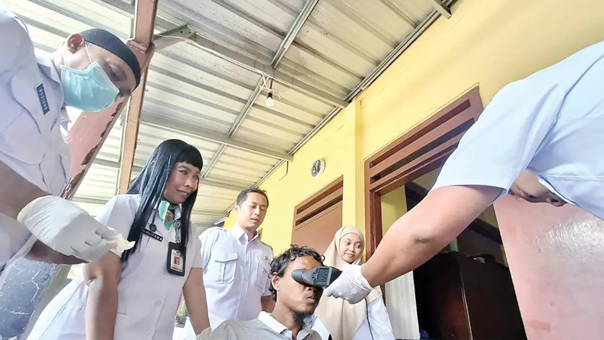 DAPAT LAYANAN: Seorang warga dengan gangguan jiwa asal Kecamatan Klojen mendapat layanan kesehatan dan administrasi kependudukan, kemarin (3/6). (Nabila Amelia/Radar Malang)