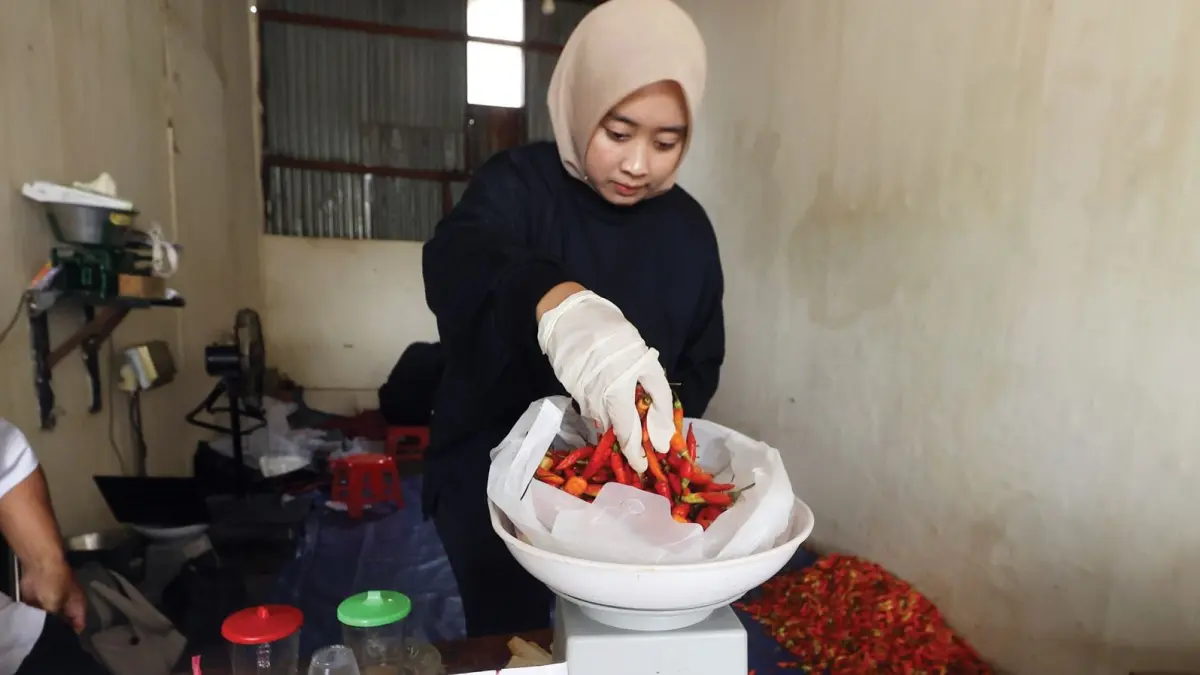 HASIL KERJA SAMA: Program Warung Tekan Inflasi (WTI) masih berlangsung di Pasar Blimbing, kemarin (3/6). Harga cabai rawit yang dijual jauh lebih murah. (Darmono/Radar Malang)