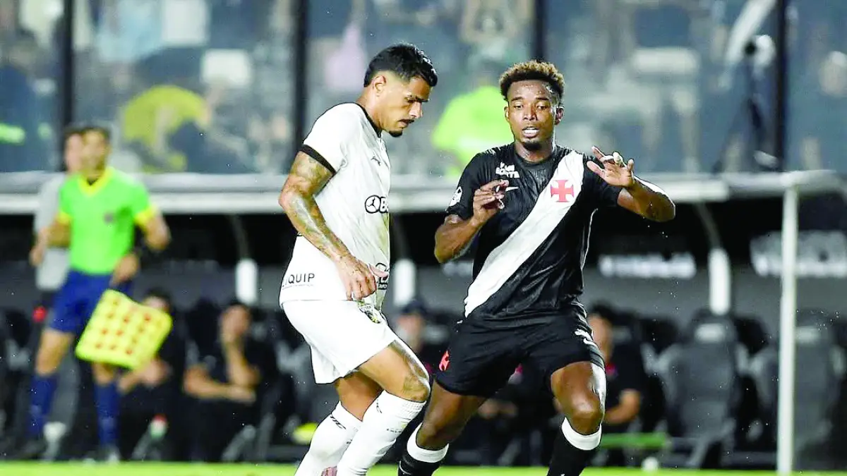 JADI REKRUTAN BARU: Marcos Vinicius (kiri) bertanding bersama Volta Redonda FC menghadapi Vasco da Gama dalam laga Serie B Brasil, 16 Februari lalu. (Foto: Instagram Marcos Vinicius)