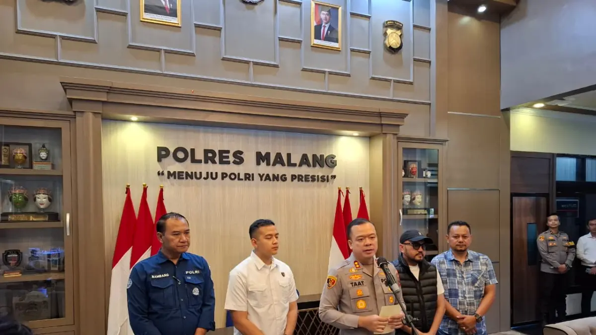 Kapolres Malang AKBP Muhammad Taat memberikan keterangan terkait lanjutan kasus penganiayaan dan perusakan kendaraan wisatawan Pantai Wediawu, Selasa (2/6). (Biyan Mudzaky Hanindito/Radar Malang)