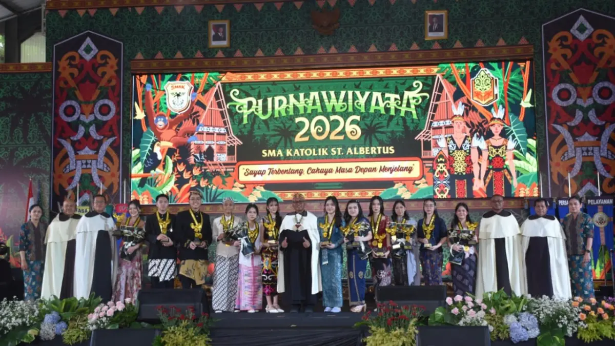 KHIDMAT: Prosesi purnawiyata SMA Katolik St. Albertus (Dempo) Malang.