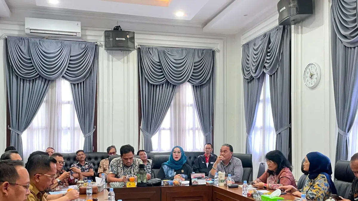 LAKUKAN AUDIENSI: DPRD Kota Malang bersama Pemkot Malang dan tiga kelompok masyarakat melakukan audiensi menyoroti tentang perubahan bangunan Hotel Aston di Jalan Sigura-gura, Selasa lalu (2/6). (Foto: Andika Satria/Radar Malang)