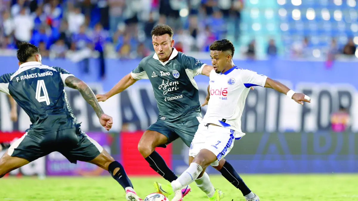MULTIPOSISI: Winger Arema FC Gabriel Silva (kanan) berusaha melewati pemain PSIM Jogjakarta dalam laga BRI Super League di Stadion Kanjuruhan. (Foto: Darmono/Radar Malang)