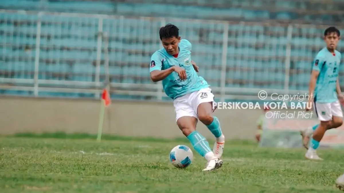 Pemain Persikoba mengontrol bola dalam laga melawan Persigubin, Rabu (3/6). (Dokumen Persikoba)