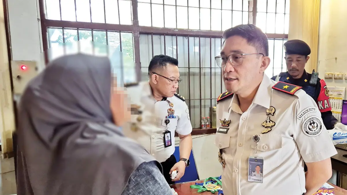 PENCEGAHAN: Kalapas Kelas I Malang Christo Victor Nixon Toar menginterogasi pengunjung yang diduga hendak menyelundupkan obat-obatan berupa suplemen dan multivitamin, Selasa lalu (2/6). (Lapas Kelas I Malang For Radar Malang)