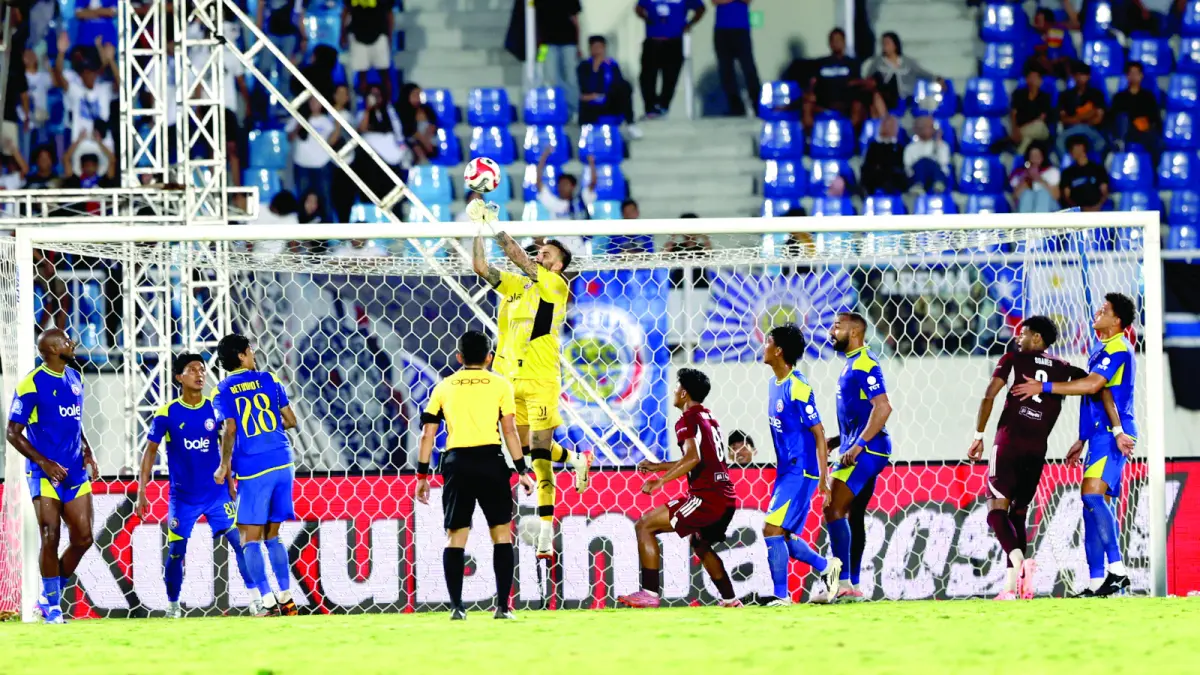 RAIH 26 POIN: Lucas Frigeri (tengah) menangkap bola dalam laga melawan PSM Makassar di Stadion Kanjuruhan, beberapa waktu lalu. (Foto: Darmono/Radar Malang)