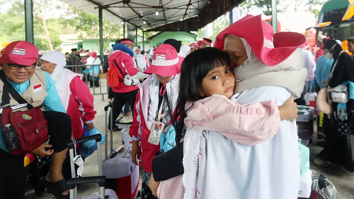BERTAHAP: Jemaah haji dari Kota Malang disambut keluarga saat tiba di Lapangan Ki Angmor, Blimbing, kemarin siang (4/6). Total ada 1.198 jemaah yang telah tiba. (Darmono/Radar Malang)
