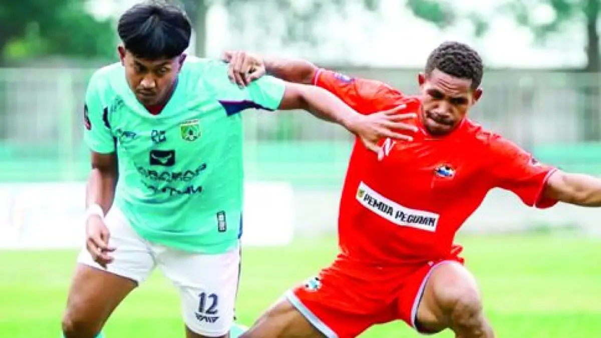 BIDIK TIGA POIN: Pemain Persikoba Batu (kiri) berusaha melewati Persigubin Pegunungan Bintang dalam laga kedua Liga 4 Nasional Piala Presiden di Stadion Gelora Brantas, Rabu lalu (3/6). (MO Persikoba Batu)