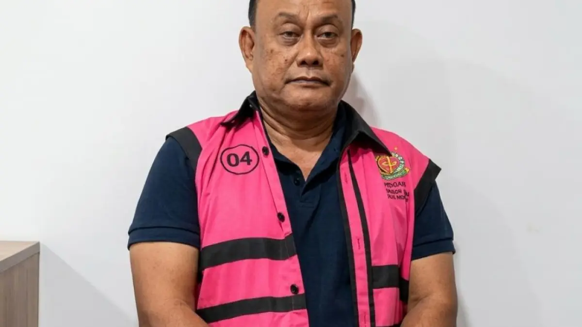 Dadan Hindayana eks Kepala Badan Gizi Nasional (BGN) mengenakan rompi pink khas tahanan. (Sumber: Istimewa).