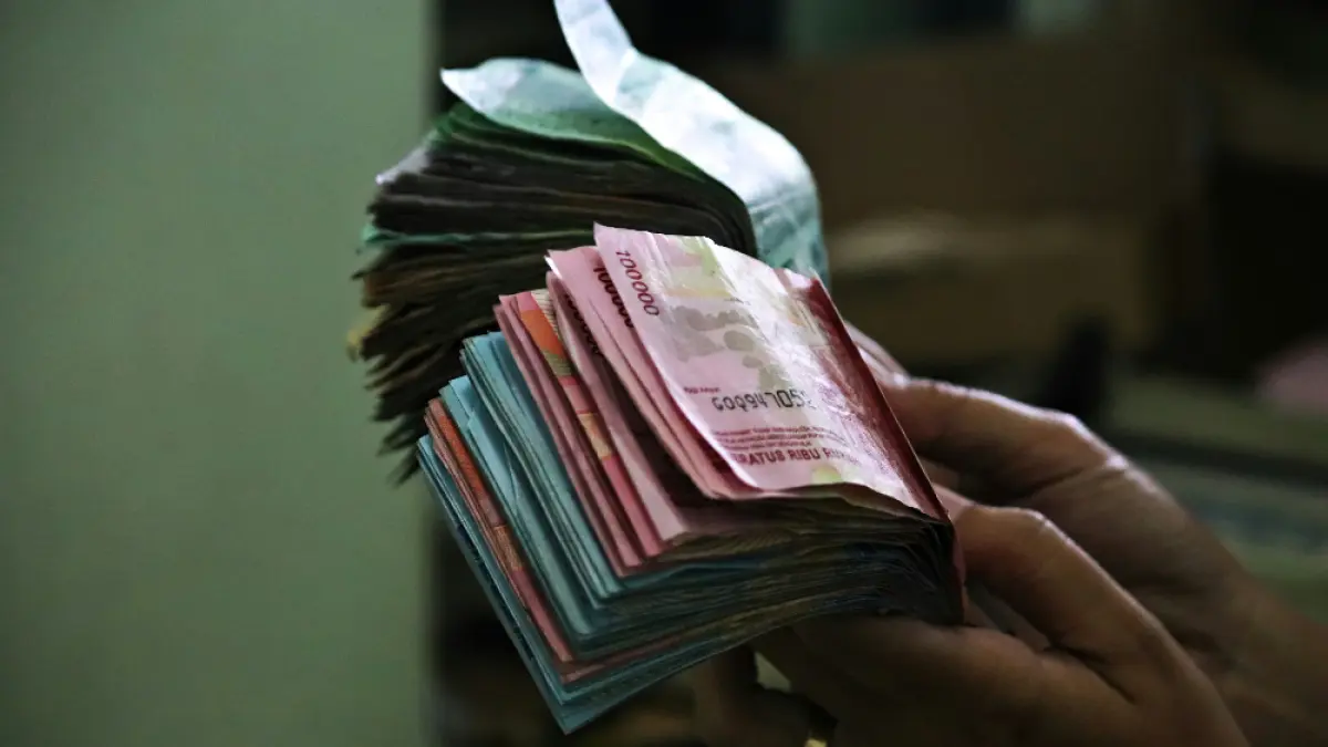 Kembali Anjlok! Nilai tukar rupiah mencapai Rp18.000 per dolar AS. BI ungkap ketegangan antara AS dan Iran menjadi penyebab utama. (Sumber: Unsplash).