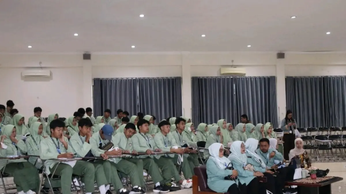 KENALI EKOSISTEM: Delegasi MAN 11 Jakarta Selatan saat berkunjung ke FIA UB, Rabu (3/6).