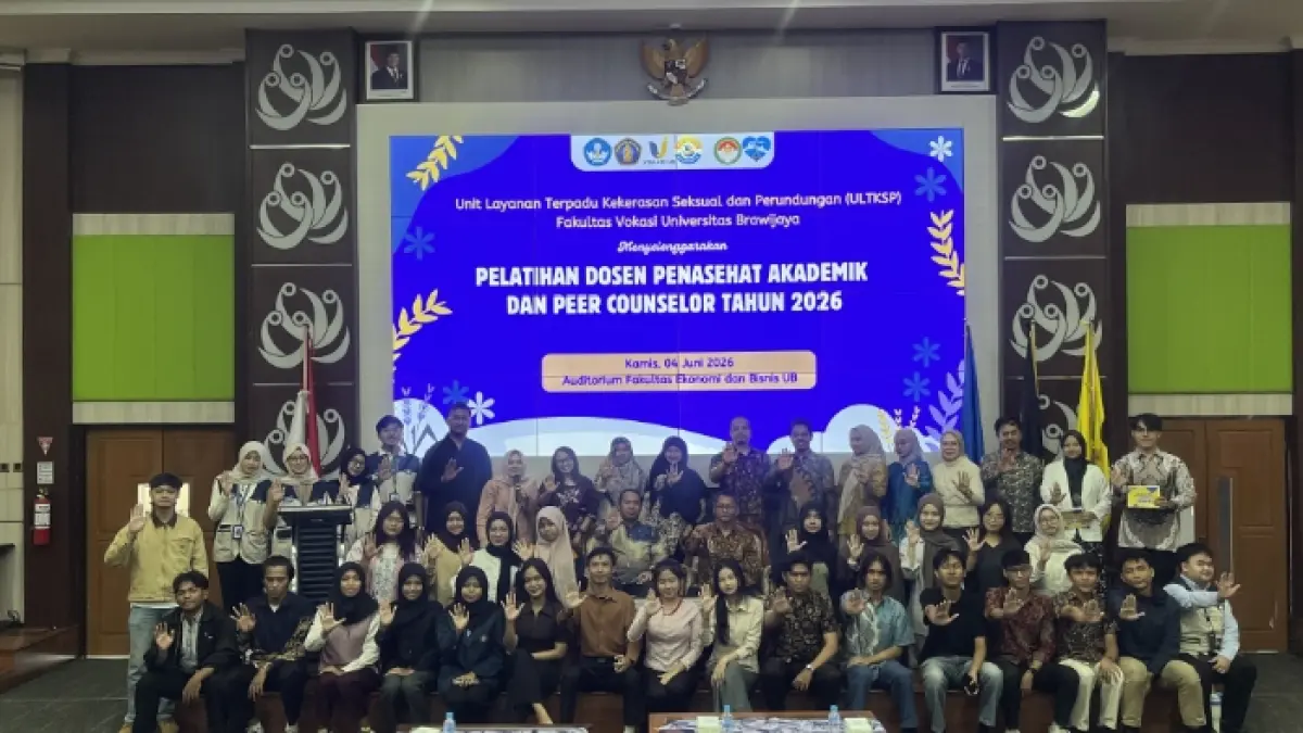 KOMPAK: Dekan Fakultas Vokasi UB foto bersama dengan calon peer counselor setelah pelatihan siang tadi (4/6). FOTO: NAHDIATUL AFFANDIAH/RADAR MALANG