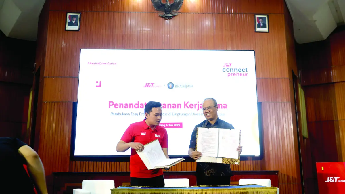 LEBIH PRAKTIS: Direktur Utama PT Brawijaya Multi Usaha Edi Purwanto (kanan) menandatangani MoU bersama Manager Marketing J&T Express Jatim Ahmad Ade Miftachudin di UB kemarin (4/6). (Foto: Darmono/Radar Malang)