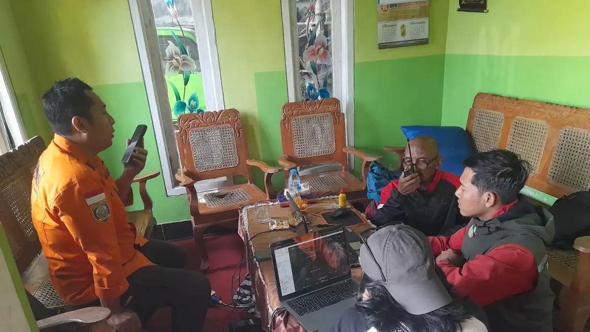 Petugas gabungan Basarnas dan TNBTS berembuk menentukan rencana pencarian pendaki ilegal yang dihilang di Gunung Semeru. (Istimewa)
