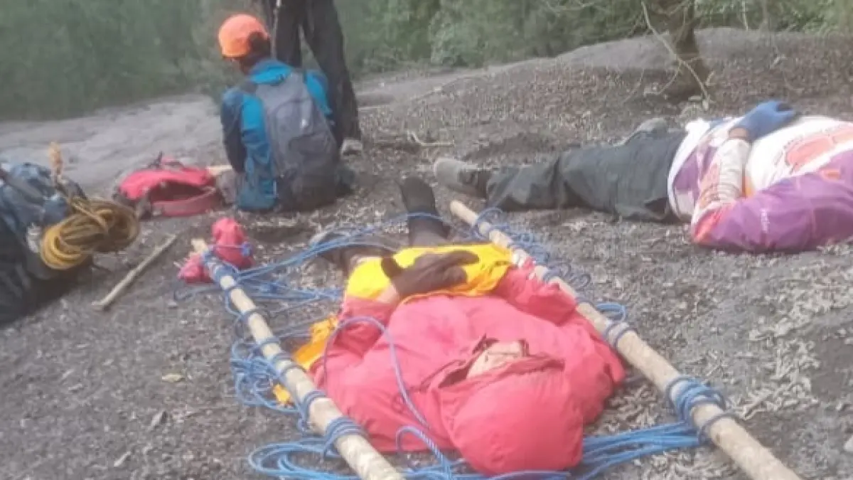 Proses evakuasi pendaki Semeru ilegal yang terjatuh. (Istimewa)