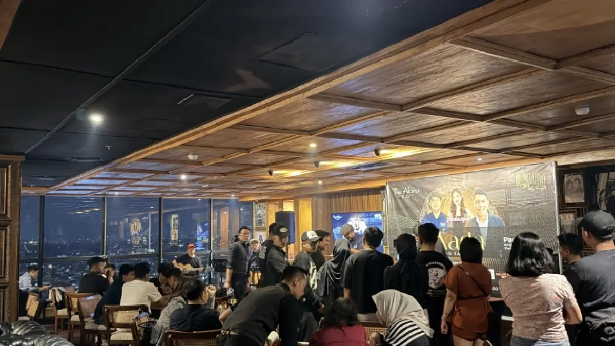 SEMARAK: Mengusung tema “Taste the Vibe, Feel the Legend”, Langit Nada merupakan kolaborasi spesial antara Dewa 19 Sky Lounge dengan dua talent, Paul JR dan Yuyud Sinatra.