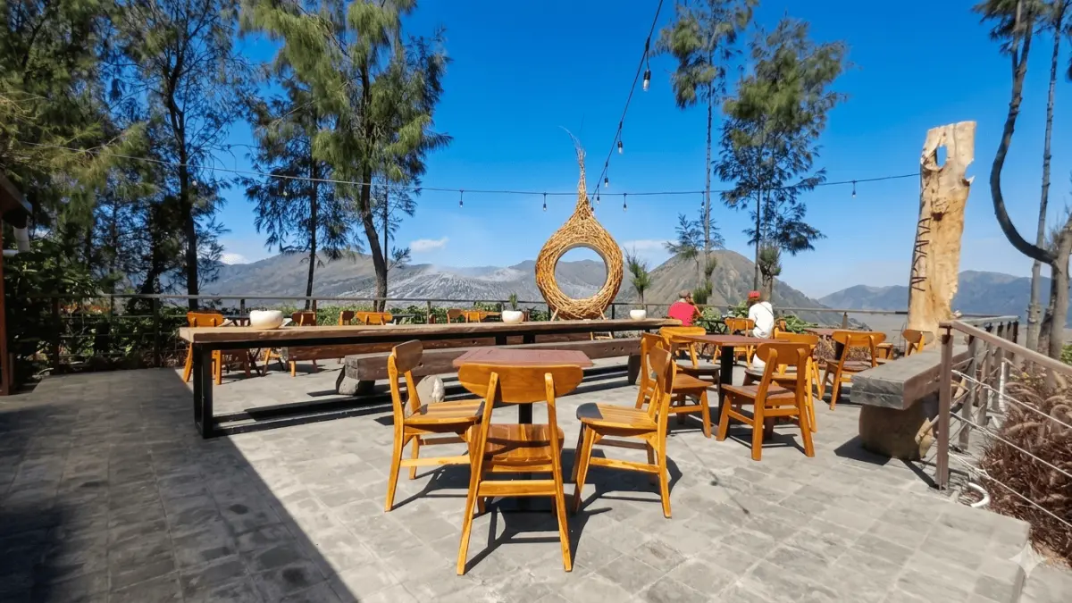 Sensasi estetik Apsara dengan view gunung eksotis. (Tony Setiawan / Google Maps)