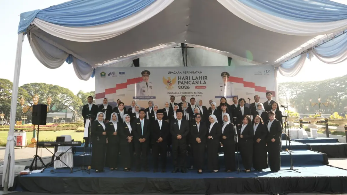 TAMPIL BEDA: Gita Buana Dwija grup paduan suara yang berisikan guru dan staf di lingkungan Disdikbud Kota Malang.